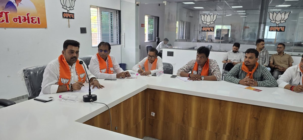 AjitKParikh1's tweet image. આજ રોજ નર્મદા કમલમ્ ખાતે સંગઠનાત્મક બેઠક જિલ્લા અધ્યક્ષ શ્રી નીલભાઈ રાવ ની અધ્યક્ષતામાં યોજાઈ.
આજ ની બેઠકમાં આગામી કાર્યક્રમો અંગે મહત્વપૂર્ણ ચર્ચા કરવામાં આવી.
#BJP #bjpgujrat #bjpnarmada #kamalamnarmada