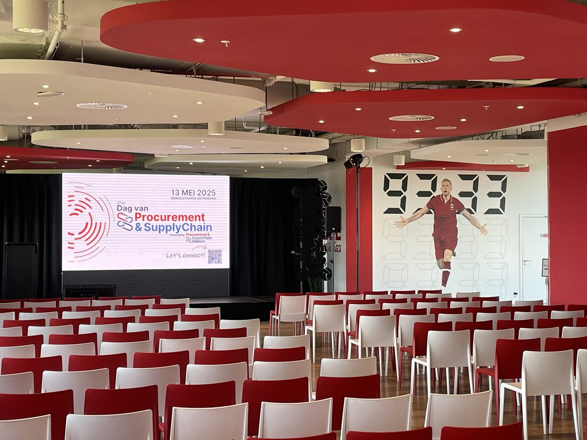 Today I had the honour to present on “supply chains in influx”… next to the <a href="/official_rafc/">Royal Antwerp FC</a> mural of <a href="/AlderweireldTob/">Toby Alderweireld</a> 93:33  💪🔴⚪️

Many thanks to #Procurement &amp; #Supplychain Masters!  #COYR