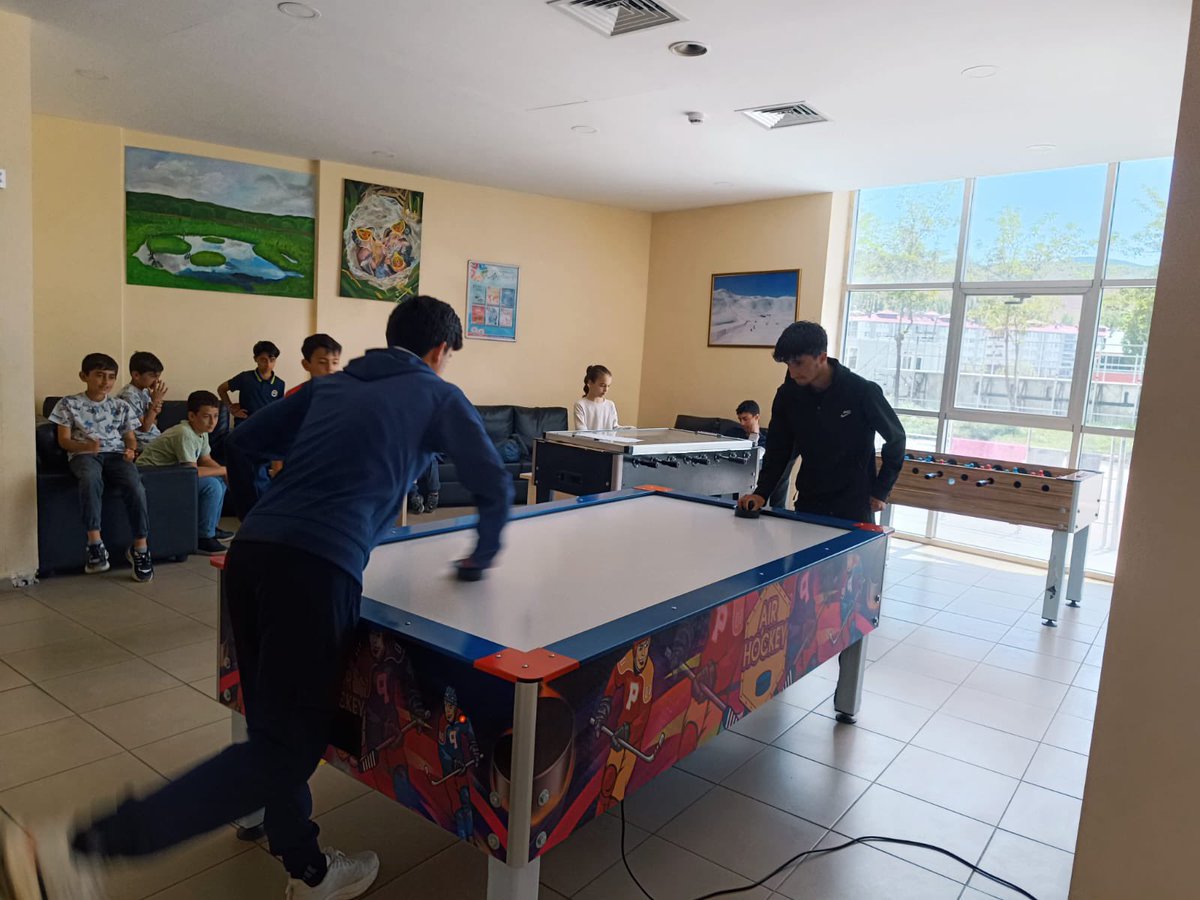 GSB_SolhanGM's tweet photo. 19 Mayıs coşkusu masa hokeyine taşındı!
İlçemizde ilk kez düzenlediğimiz Masa Hokeyi Turnuvası,gençlerimizin yoğun ilgisiyle dopdolu geçti!

Kız ve erkek kategorilerinde ayrı ayrı yapılan turnuvada, hem heyecan hem eğlence zirvedeydi.

Gençliğin enerjisiyle,sporda buluşmaya devam https://t.co/J2dLEYZ9up