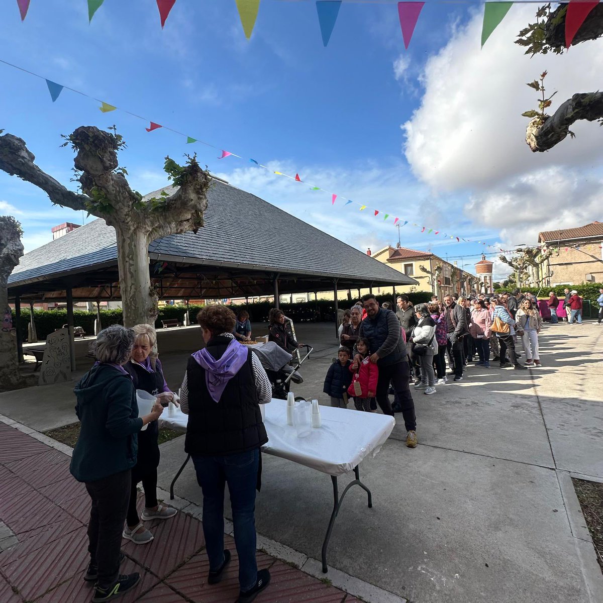 Ayto. de Valladolid (@ayuntamientovll) on Twitter photo ☕️ Churros, chocolate y buen ambiente esta mañana en el barrio de San Pedro Regalado.
La <a href="/aavvsprlv/">AV San Pedro Regalado - Los Viveros</a> celebra su tradicional chocolatada, un punto de encuentro vecinal en su fiesta grande.
Asisten los concejales <a href="/fblancopaco/">Francisco Blanco</a>, <a href="/AlbertoGutalbal/">Alberto Gutierrez</a> y Mayte Martínez. ☕️ Churros, chocolate y buen ambiente esta mañana en el barrio de San Pedro Regalado.
La <a href="/aavvsprlv/">AV San Pedro Regalado - Los Viveros</a> celebra su tradicional chocolatada, un punto de encuentro vecinal en su fiesta grande.
Asisten los concejales <a href="/fblancopaco/">Francisco Blanco</a>, <a href="/AlbertoGutalbal/">Alberto Gutierrez</a> y Mayte Martínez.