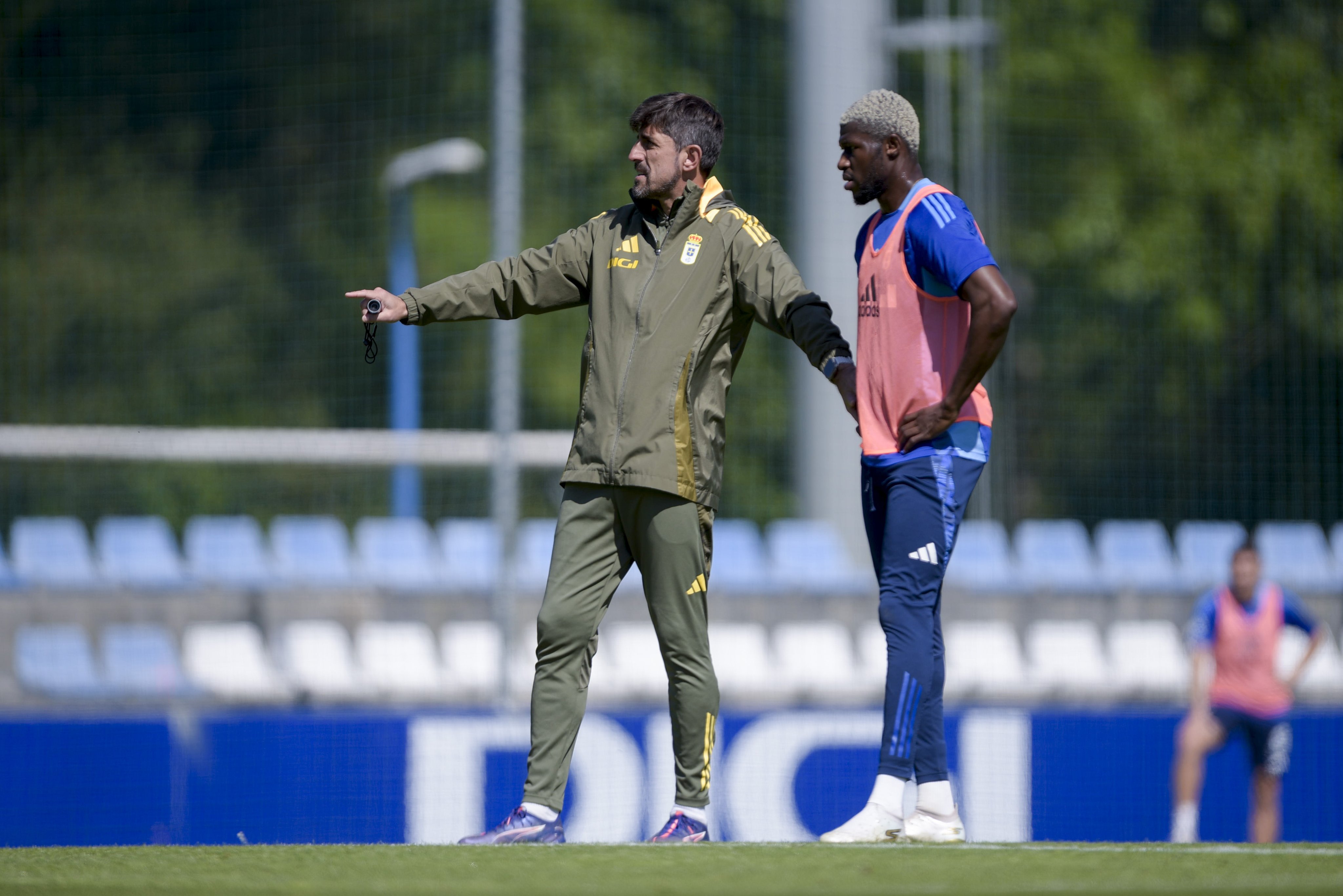 Veljko Paunović y Kwasi Sibo durante un entrenamiento. Fuente: Real Oviedo. 