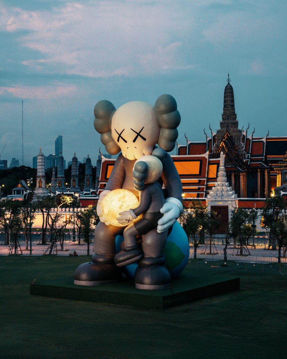 Experience “KAWS: HOLIDAY THAILAND” before everyone else at Sanam Laung

Tourism Authority of Thailand (TAT) would like to invite you to unwind and immerse yourself with an iconic outdoor art experience. Let’s witness the 18-meter-tall COMPANION by world-renowned artist KAWS, now