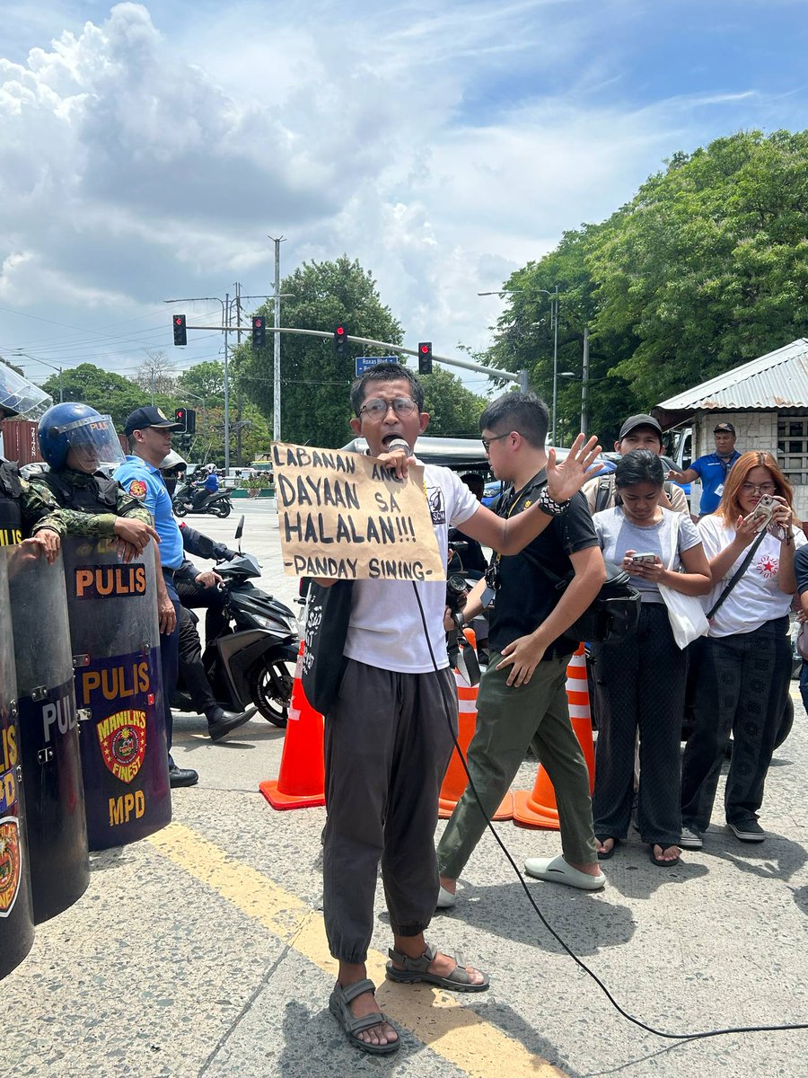 SCMPhilippines's tweet image. Nagsagawa ng protesta kaninang umaga ang mga demokratikong sektor upang tutulan ang mawalakang iregularidad sa #Halalan2025, kasama ang napakaraming palya sa AES. Sa halip na harapin ng COMELEC, hinarangan tayo ng pulis sa may tapat ng Manila Hotel, 

#Elections2025 
#KontraDaya