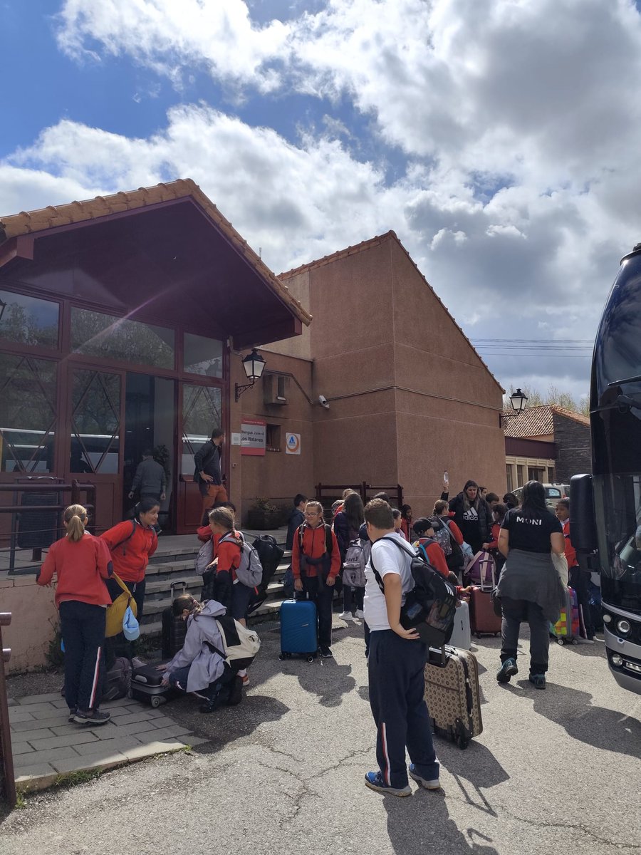 "¡Nuestro alumnado de 5º de Primaria ya ha llegado a Rascafría! Con muchas ganas de aprovechar el buen tiempo y vivir una experiencia inolvidable en plena naturaleza. 🌞🌲 ¡Seguiremos contando más!"
