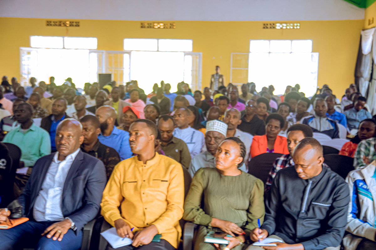Ku kigo cy’Urubyiruko cya Kayonza hari kubera ibiganiro bihuza Ubuyobozi mu nzego zegerejwe abaturage, abakozi b’Akarere n’abafatanyabikorwa harebwa ibyavuye mu bushakashatsi ku mibereho y’ingo n’ibipimo by’ubukene mu Rwanda #EICV7 bwatangajwe na <a href="/statisticsRW/">National Institute of Statistics of Rwanda</a> muri Mata 2025.
1/4