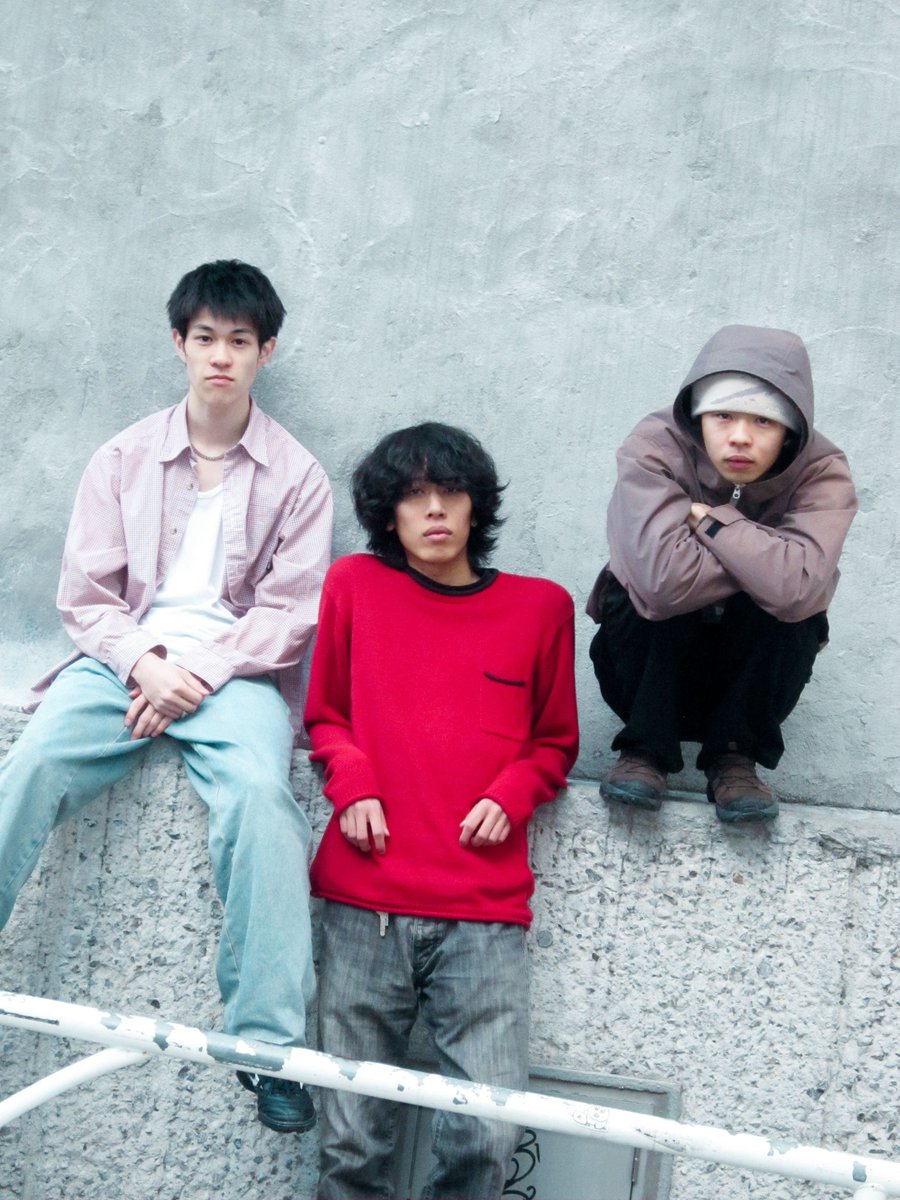 【インタビュー】sysmo <a href="/sysmo_sysmo/">sysmo</a>   │ さようならカラオケ！ 

ずいぶんスキルの高いSoundCloudの新人が現れたなと筆者は理解したのだが、しかしその3人組が自ら語るに「おれらはインターネットが超下手」。

✍️ <a href="/namahoge_f/">namahoge</a> 
📸 <a href="/hijohne/">koki morishima</a> 

fnmnl.tv/2025/05/13/164…