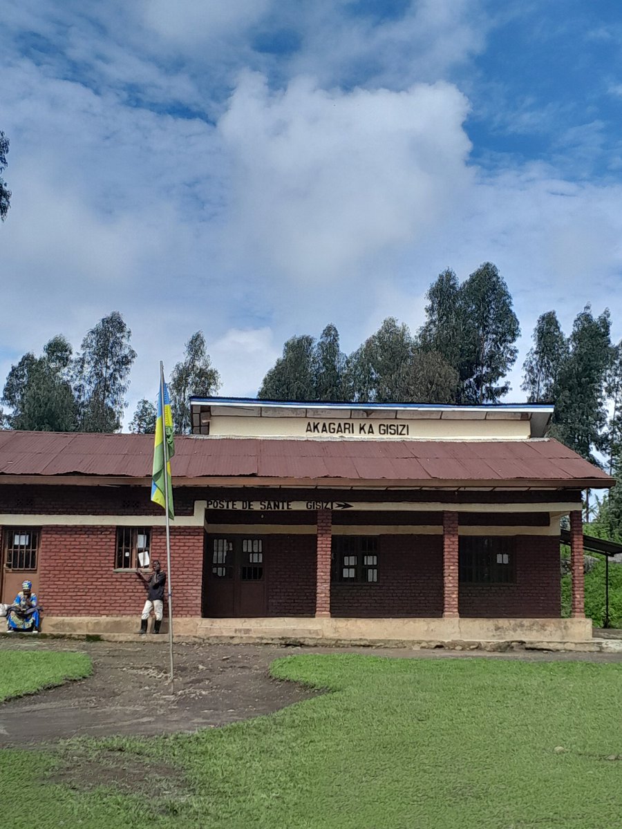 Agronomme_'s tweet image. In @BureraDistrict, Gahunga Sector, a group Twitezimbere, who received chickens from the #PRISMProject, turned a challenge into an opportunity.

After each member received 10 chickens, they faced one big question: where will we find affordable feed?

Their solution:....

#PRISM