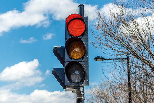 👀🚦¿Puede el conductor de un vehículo usar el teléfono móvil en un semáforo en rojo? 

Es una de las preguntas que nos hacen, a menudo, en los cursos de formación continua que impartimos en empresas a través de <a href="/FundacionCNAE/">Fundación Confederación Nacional de Autoescuelas</a>  

👇
cnae.com/index.aspx/con…