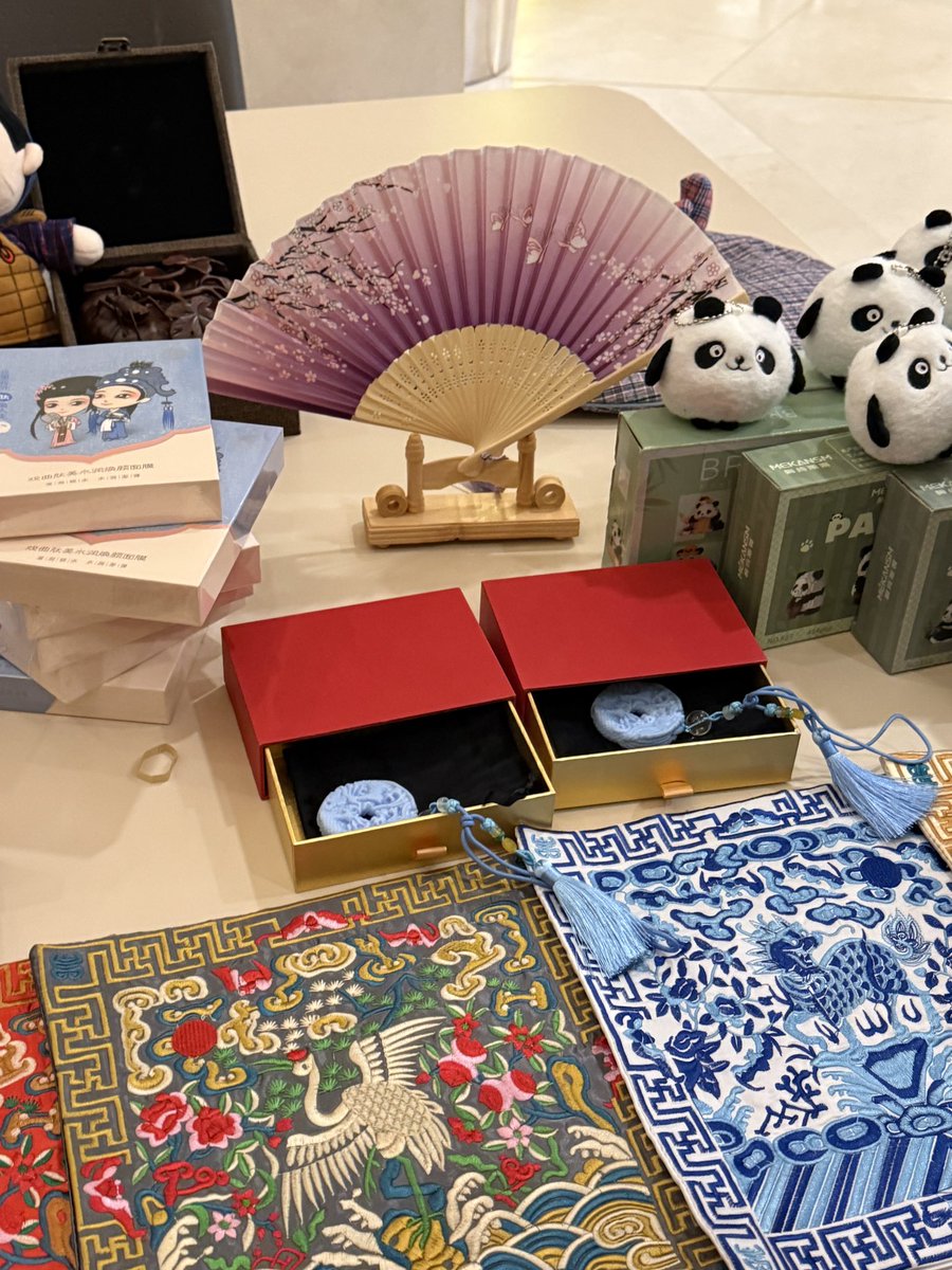 niniyuee's tweet photo. سعدت بالمشاركة في ندوة جسور ثقافية 
بين الرياض وبكين، وتقديم مشروع تخرجي ضمن المعرض المصاحب ، بمناسبة العام  الثقافي السعودي الصيني 🇨🇳🇸🇦 https://t.co/zphE4C3DW7