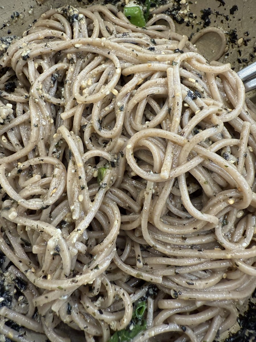 📍도연관 영통점
(봉영로 1613 하우스토리 105호)

점수: 8/10

들기름 막국수. 고기리 막국수와는 다르게 입자가 커서 약간 텁텁할 수는 있지만 깨땅콩맛이 별미. 그리고 메밀면 자체가 맛있음. 그냥 면만 먹어도 맛있을 것임. (쪽파는 빼는 게 나을 것 같음. 식감을 해침) 이틀 연속으로 먹었는데