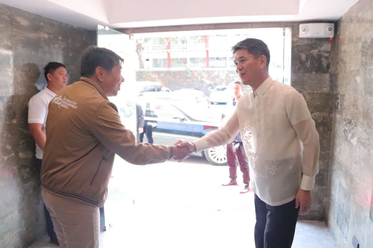 AmbJPNinPH's tweet photo. 🌐🔗 #LinkingUp with @DICTgovph Secretary Aguda, and had a great conversation on our many shared goals in the field of ICT!  🇯🇵 is eager for more collaborations to boost digitalization in the  🇵🇭 as we reinforce the close economic ties between our two countries. https://t.co/P6gWhMmUxH
