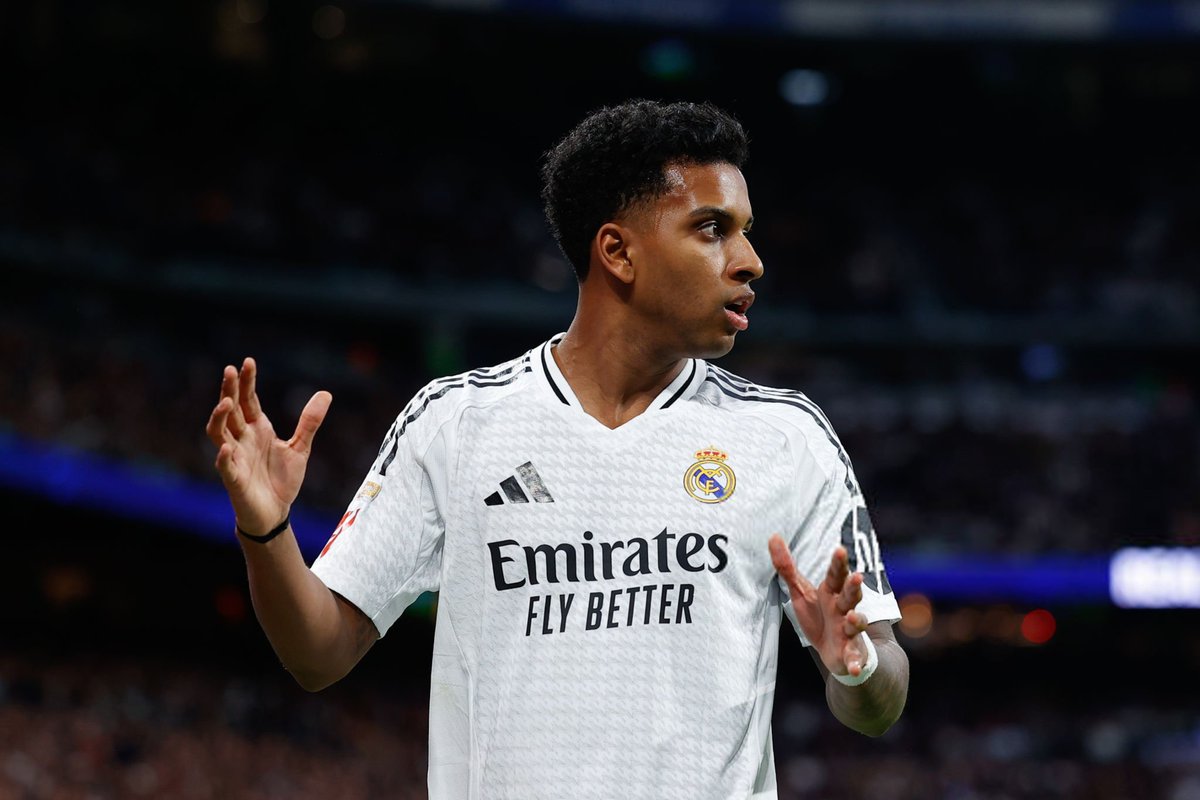 ActuFoot_'s tweet photo. 🚨🚨 𝗥𝗢𝗗𝗥𝗬𝗚𝗢 🇧🇷 𝗔𝗨𝗥𝗔𝗜𝗧 𝗥𝗘𝗙𝗨𝗦𝗘́ 𝗗𝗘 𝗝𝗢𝗨𝗘𝗥 𝗟𝗘 𝗖𝗟𝗔𝗦𝗜𝗖𝗢 ! 🥶

L’attaquant du Real Madrid aurait décliné sa convocation face au Barça par 𝗙𝗥𝗨𝗦𝗧𝗥𝗔𝗧𝗜𝗢𝗡. ❌😡

Il se sentirait 𝗠𝗜𝗦 𝗗𝗘 𝗖𝗢̂𝗧𝗘́ depuis l’arrivée de Mbappé et l’ascension de Bellingham. 😤

🗞️ @marca