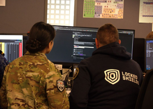 BelgiumDefence's tweet photo. Se préparer parfaitement aux #cyberattaques ? C’est pratiquement impossible. Avec 4.000 participants issus de 41 pays, l’exercice de l’#OTAN #LockedShields a simulé un scénario réaliste avec des problèmes et un contexte très proches de la réalité https://t.co/tF8PHjTpau https://t.co/DBfJh9t1dT