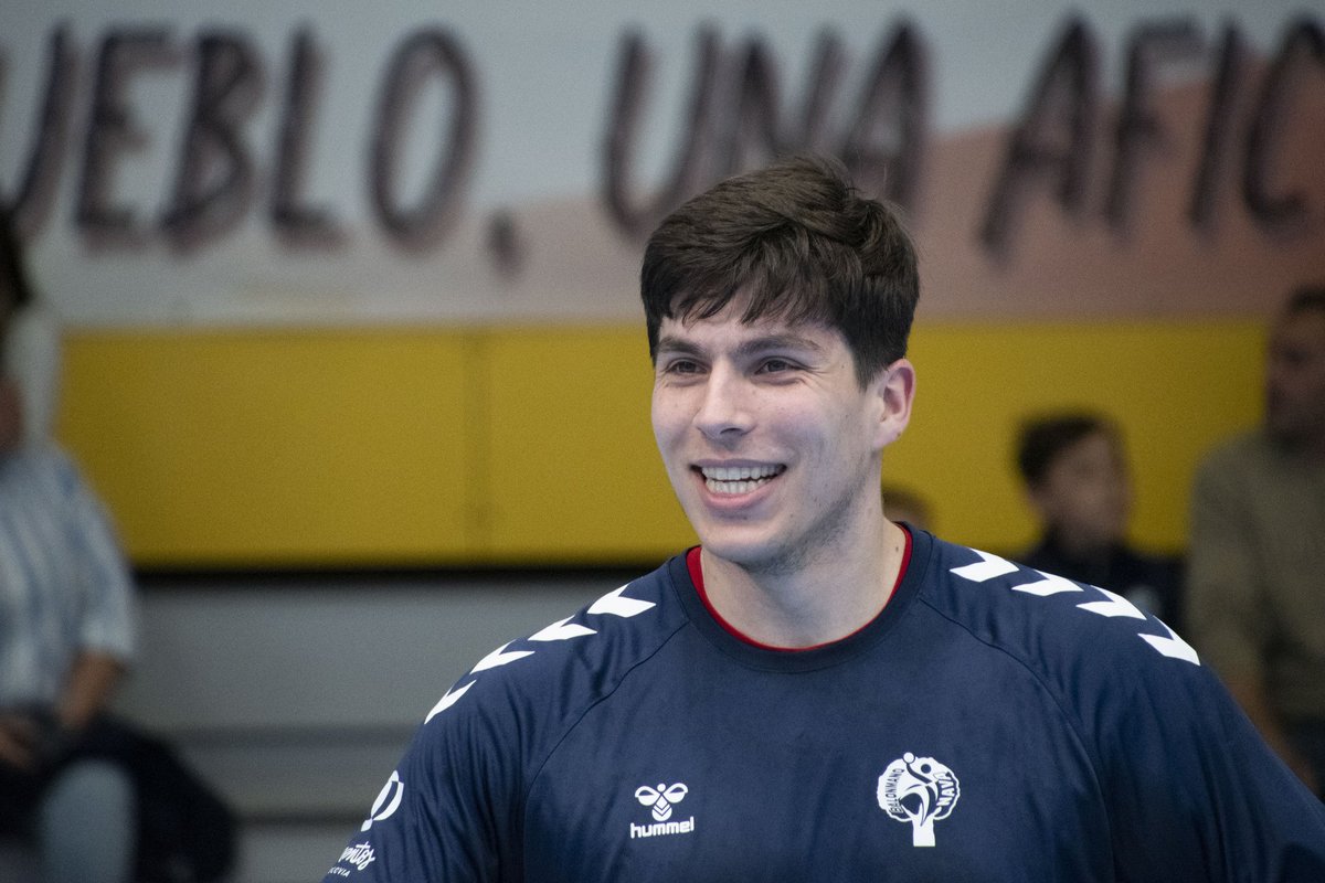 𝑺𝒐𝒏𝒓𝒊́𝒆 😁

🙌🏻 Que este fin de semana vuelve la <a href="/ASOBAL/">ASOBAL</a>, vuelven nuestros #GuerrerosNaveros ⚔️

📸 Daniel Pérez. 

#ViverosHerolBmNava 🔴⚪️
#LigaPlenitude