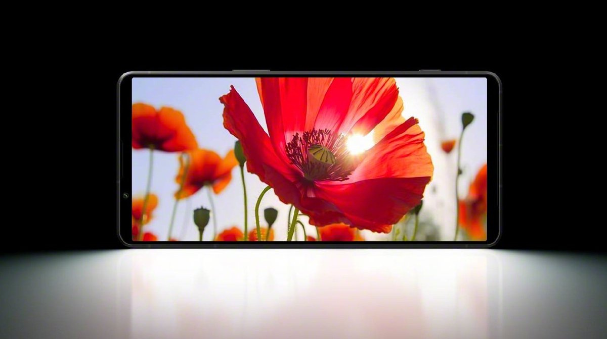 sondesix's tweet photo. The Sony Xperia 1 VII is so anti-2025.

✅ It still has a 3.5 mm audio jack
✅ It still has a microSD card slot
✅ It doesn't follow the trend of having ultra-thin bezels
✅ Instead of upgrading the telephoto camera sensor, they upgraded the ultra-wide sensor significantly
✅ You still don't need a SIM-eject tool to take the SIM card/microSD card out of the slot