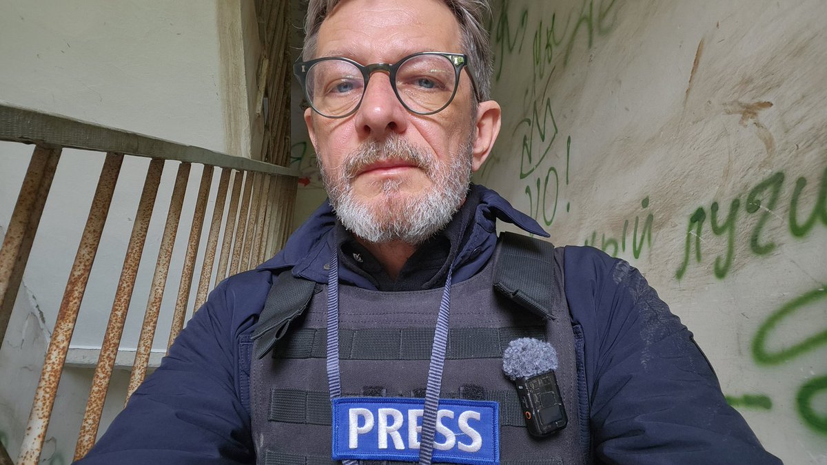 Wir sind in Kostjantyniwka (Ost-#Ukraine) hier ist von Waffenruhe nichts zu spüren. Wir hören Explosionen, am Horizont Richtung Tschassiw Jar steigt Rauch auf, Maschinengewehre feuern, wahrscheinlich, um Drohen abzuschließen.