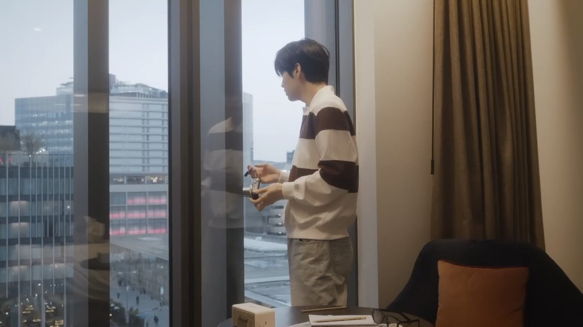 나의 눈물 모아 바다로만
흘려보내 나를 다 감추면
기억할게 내가 뭍에 나와있어
그때 난 숲이려나

-

다시 태어난다 해도 그대의 곁에서
언제나 함께이길
우연인듯한 인연이 지금처럼
우릴 또다시 이어주길

1년 전 수빈이가 들고 온 선물이 이제껏 느꼈던 무게를 담담히 보여준 솔직함이라면 오늘