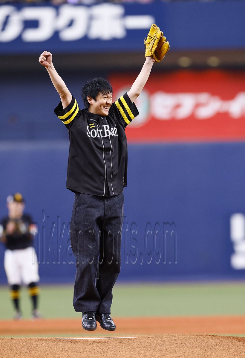 nikkan_hawks's tweet photo. 【ソフトバンク】SUPER EIGHTの丸山隆平が人生初の始球式「届いたので100点です」 https://t.co/DEB8T6ATNp https://t.co/jUd7vCnPdZ