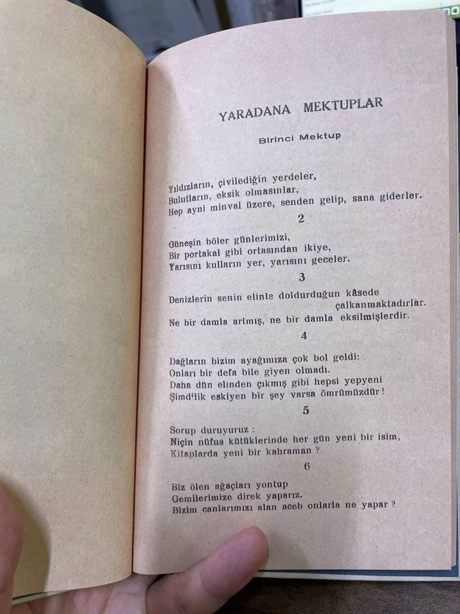 Ofise gelmedi ama depodan fotoğrafı yetişti! 

Türk resminin ve şiirinin büyük ustası Bedri Rahmi Eyüboğlu’nun 1941’de kendi resimleriyle bezeyip yayımladığı ilk şiir kitabı, tıpkı basım düzeniyle yayınevimizden çıktı. Ciltli baskıyı daha sonra da sürdürür müyüz yoksa Dol