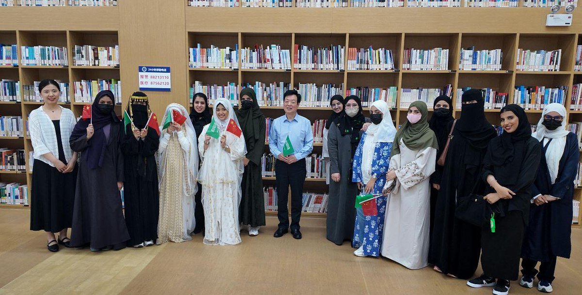 近日，阿卜杜勒·阿齐兹国王大学人文学院现代语言文学系中文专业本科学生团，代表学校参加了由中国教育部中外语言交流合作中心主办、浙江外国语学院承办的“汉语桥”夏令营项目。该项目旨在通过语言学习与文化体验，促进沙中两国青年之间的交流与理解。