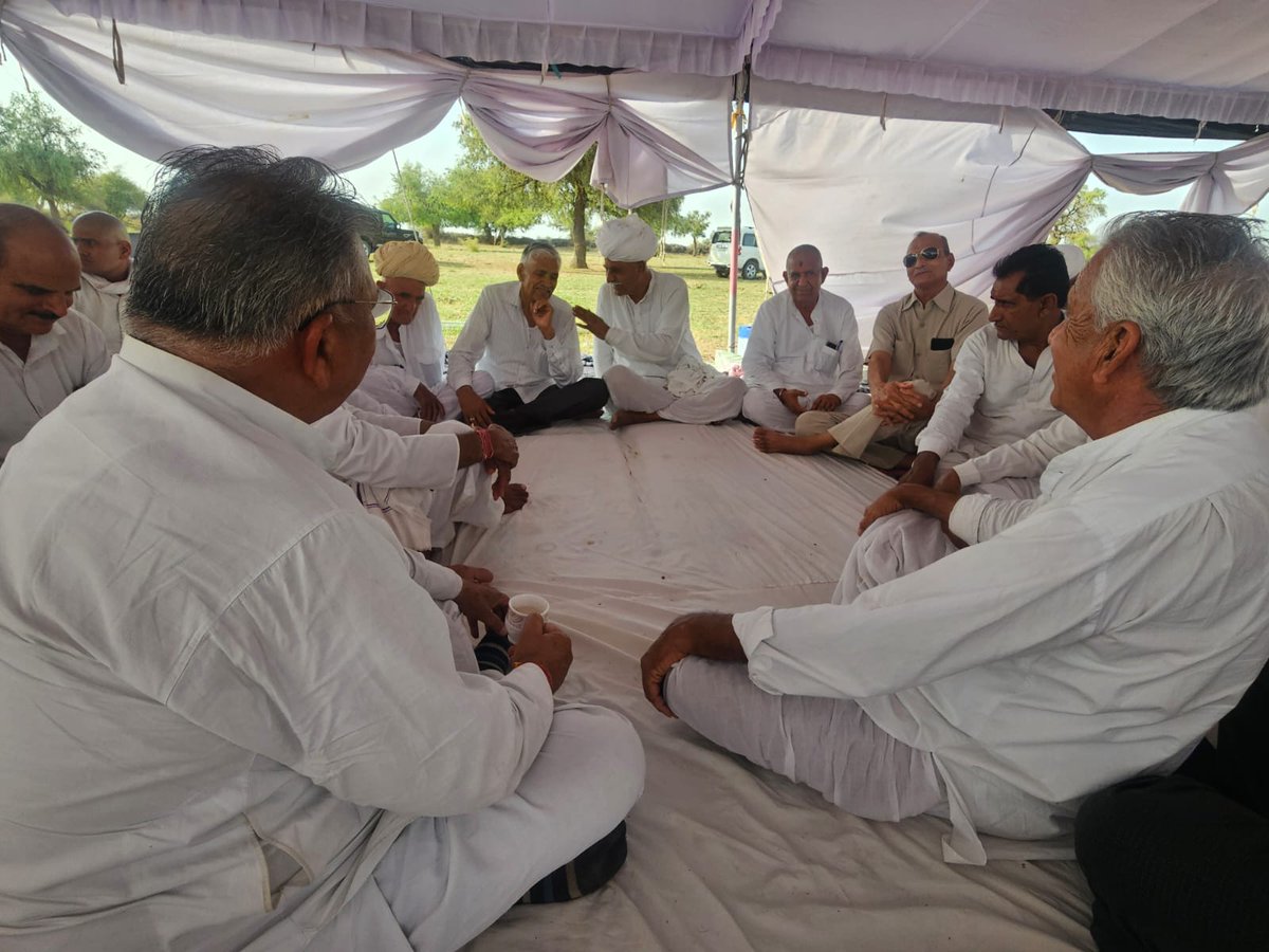HeeraramINC's tweet photo. #विधानसभा_क्षेत्र_लूणी 

ग्राम गुड़ा बिश्नोईयान 📍

वरिष्ठ कांग्रेस नेता, जोधपुर ट्रक यूनियन अध्यक्ष श्री मांगीलाल जी पूनिया बिश्नोई के देवलोकगमन होने पर आज उनके निवास पर शोकसभा में सम्मिलित होकर श्रद्धांजलि अर्पित की एवं परिजनों से मिलकर संवेदना प्रकट की। https://t.co/Q8bkUN5AmU