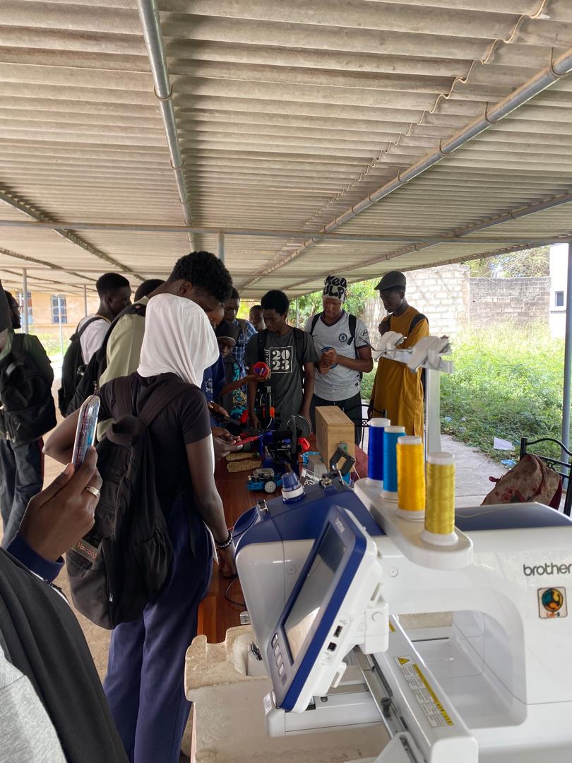 ODCSenegal's tweet image. Découverte et immersion technologique au Lycée Mixte Maurice Delafosse ! 
 À l’occasion des journées culturelles, notre FabLab a présenté certaines de ses machines pour permettre aux élèves de découvrir l’univers de la fabrication numérique. 

#FabLab 
#OrangeDigitalCenter