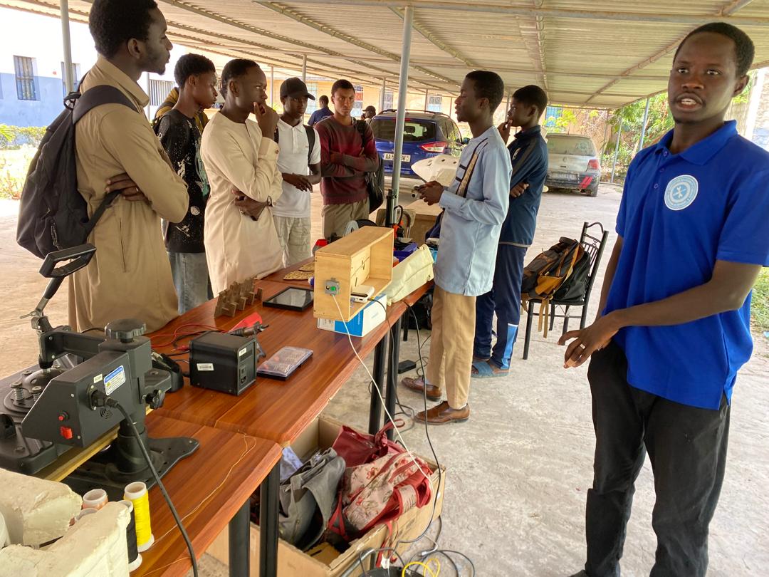 ODCSenegal's tweet image. Découverte et immersion technologique au Lycée Mixte Maurice Delafosse ! 
 À l’occasion des journées culturelles, notre FabLab a présenté certaines de ses machines pour permettre aux élèves de découvrir l’univers de la fabrication numérique. 

#FabLab 
#OrangeDigitalCenter