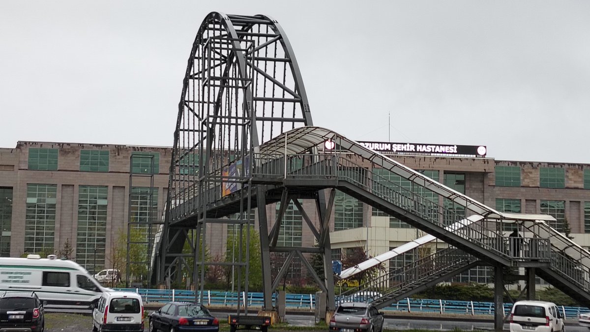 YÜRÜYEN MERDİVEN ŞART
 
Erzurum Şehir Hastanesi önünde bulunan Üst Geçit, 
yaşlı ve engellilere hizmet vermiyor.
Dik ve yüksek merdivenleri tırmanmak yiğit işi.
Şehir Hastanesi’ni Palandöken’e bağlayan üst geçidin yerine
yürüyen merdivenli üst geçit yapılamaz mı?