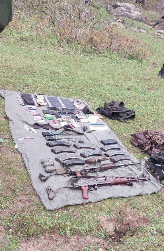 rajeshbhatiabjp's tweet photo. Shopian Encounter मे 
भारतीय सेना ने 3 आतंकियों को किया ढेर।

2 Mpi KMS-72 रायफलें (जो हमारे शहीद जवान से छीनी गई थीं) 10 AK मैगजीन, 3 हैंड ग्रेनेड
 #ZeroToleranceToTerror https://t.co/JZ3T3k3djp