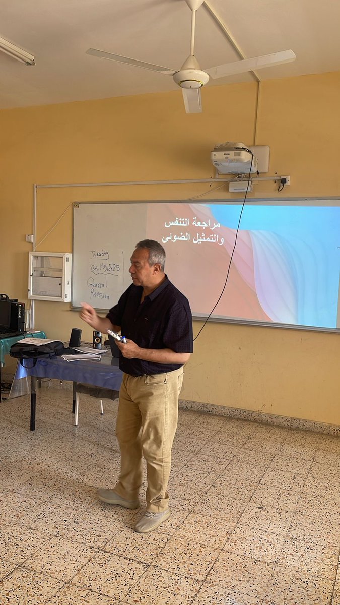 قام الأستاذ مؤمن صادق مشرف الاحياء بإعطاء حصة تطبيقية لمراجعة وحدتى التنفس والتمثيل الضوئى لطلبة  الصف الثانى عشر من خلال عرض الأسئلة والصور  على شرائح الباور بوينت فى الحصة الاولى
#فعاليات_تعليميه_مسندم