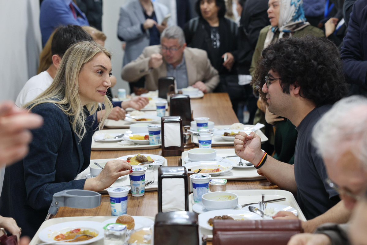 dk_imamoglu's tweet image. Bugün Bakırköy Belediyesi Kent Lokantası açılışındaydık. Kent Lokantaları, Türkiye’nin dört bir yanında yaygınlaşıyor; zor ekonomik koşullarda dayanışmanın en güçlü göstergesi oluyor. Hep birlikte dayanışmayla daha adil ve eşit yarınları inşa edeceğiz. Bu hizmeti Bakırköy’de de…