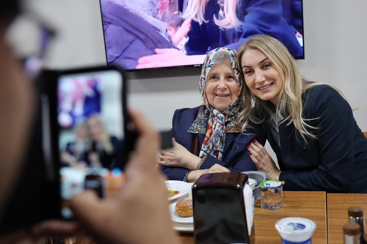 dk_imamoglu's tweet image. Bugün Bakırköy Belediyesi Kent Lokantası açılışındaydık. Kent Lokantaları, Türkiye’nin dört bir yanında yaygınlaşıyor; zor ekonomik koşullarda dayanışmanın en güçlü göstergesi oluyor. Hep birlikte dayanışmayla daha adil ve eşit yarınları inşa edeceğiz. Bu hizmeti Bakırköy’de de…