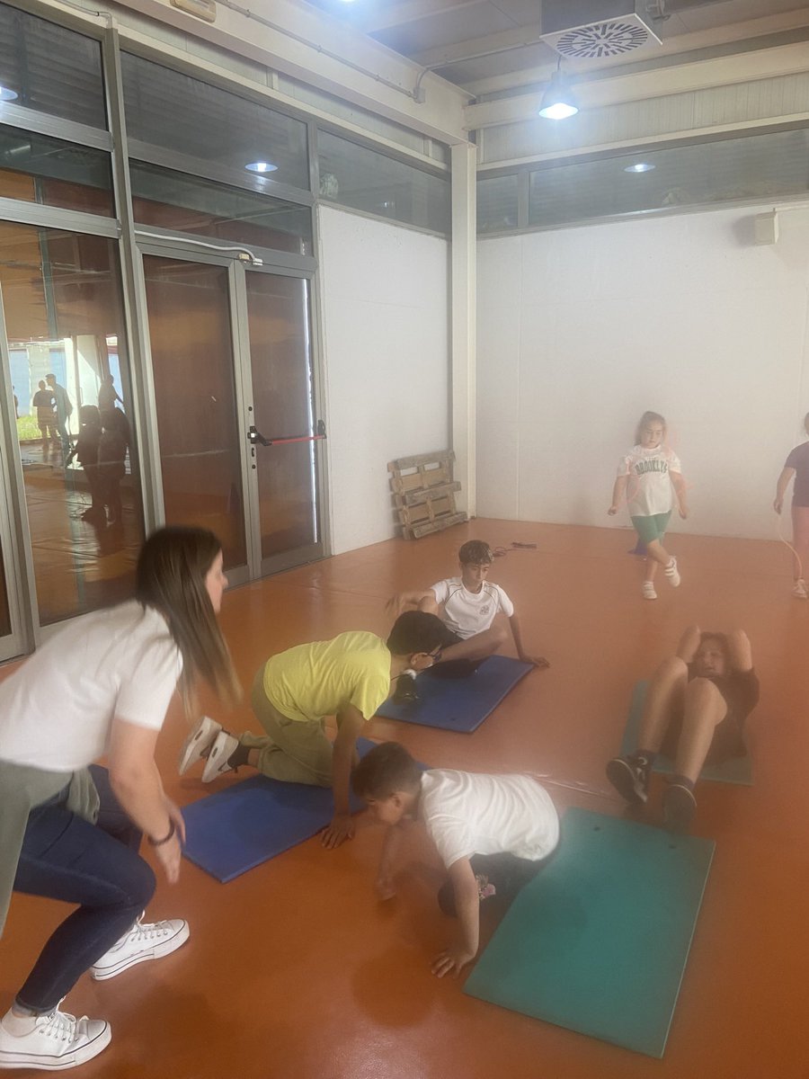 Diversión y deporte para todos/as! En el #BarrioLaComa familias, niños y niñas se unen en una actividad deportiva inclusiva. Gracias #Kumpania por estas oportunidades! #FSE #UE