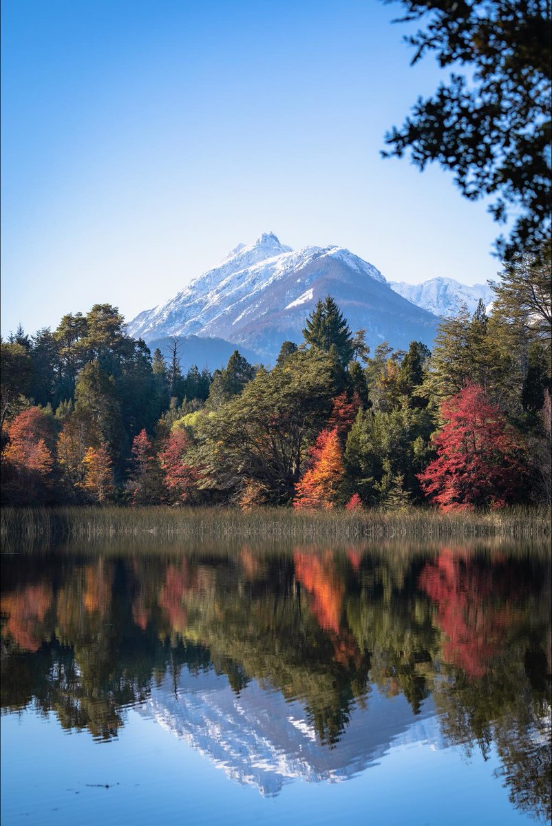Reserva Natural #LagunaVerde. Rincones de Villa la Angostura con postales de otoño #nicolasdimani 👏🏼 #BuenMartes twitter. Patagonia 🇦🇷🍂🧡