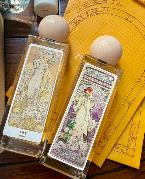 優雅な香りの世界に浸れます!繊細な香水と化粧品、ロマンチックな花を組み合わせて、贅沢な美しさを完璧に解釈します。🥰