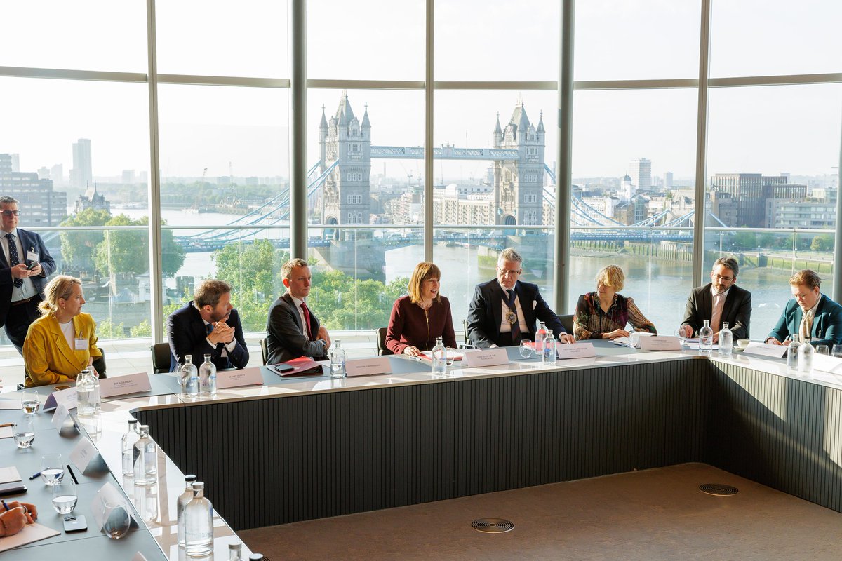 Seventeen top UK pension providers have pledged to invest 10% of DC default funds in private markets by 2030, 5% in the UK. The Mansion House Accord, led by the ABI, the PLSA and the City of London Corporation, aims to boost returns for savers. Read more: ow.ly/xZ5650VRERs