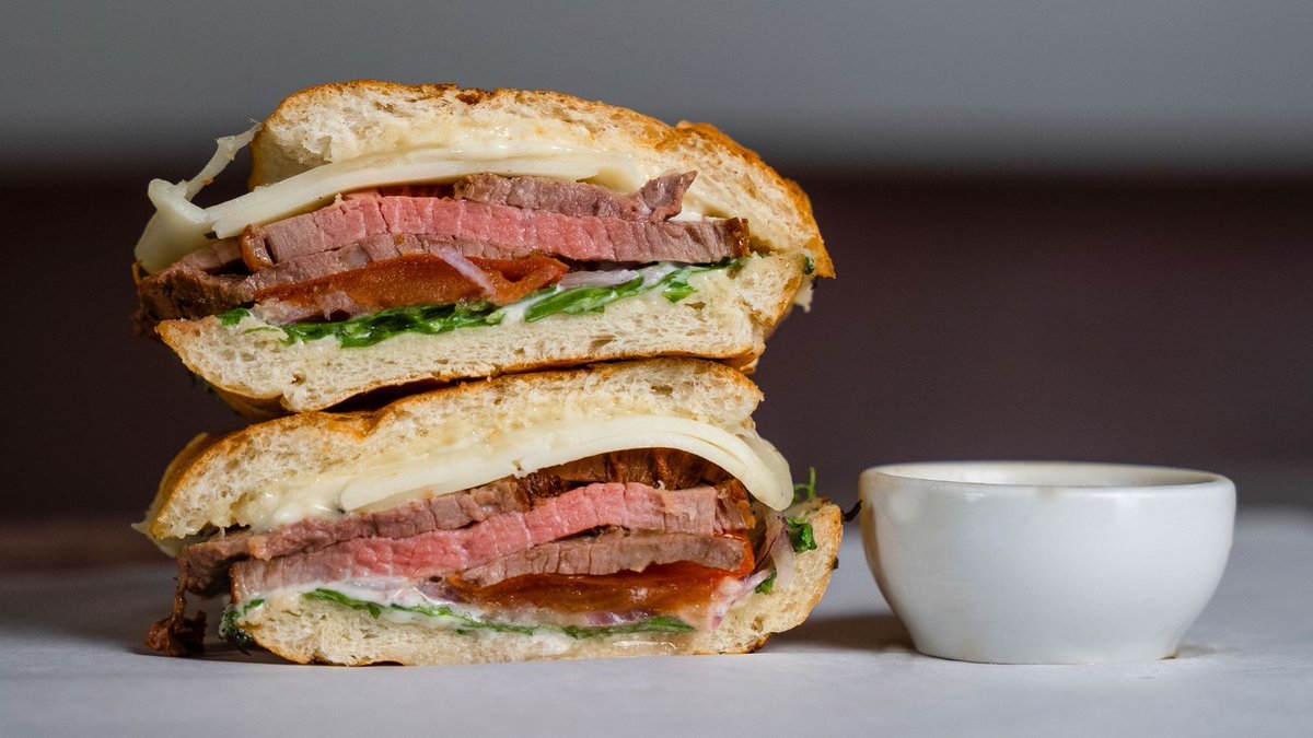 Tuesday Special! 🥪

Roast beef with provolone, slow tomatoes, red onion, rocket &amp; horseradish mayo—served with a rich gravy dip.

Grab yours for lunch today!