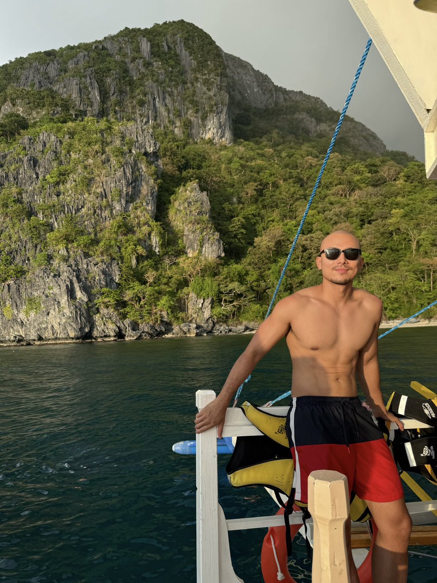 weebinuya's tweet image. Happy hour under the Sun 🌞🍻