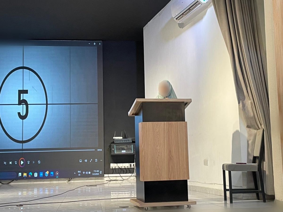 تكريم معلمات اللغة الإنجليزية للطالبات الفائزات في مسابقات الكتابة mindscapes والقراءة  spelling bee بهدايا مالية رمزية تحفيزا لهن و  المعلمات المشاركات في مسابقة اللغة الإنجليزية ،بعدها كرمت المعلمة الأولى للمادة المعلمات الراعيات للمسابقات الطلابية..