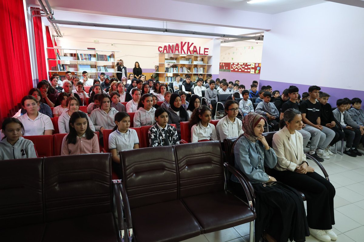 Kaymakamımız Sn. İsmail ŞANAL, Müberra-Mehmet GÜLEÇ Anadolu İmam Hatip Ortaokulu ve Lisesi'ni ziyaret etti. Sn. Kaymakamımız, öğrencilerimiz ile sohbet ederek istek ve taleplerini dinledi.