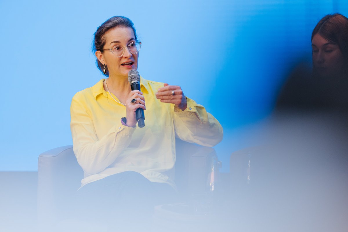 "Sie fühle sich unwohl bei dem Gedanken, diese Demos einfach laufen zu  lassen und nicht ihre Stimme zu erheben, erklärte sie. Zudem kritisierte  sie die Haltung der alten Bundesregierung. Viele der noch verbliebenen  Geiseln seien deutsche Staatsbürger." Link im ersten Kommentar