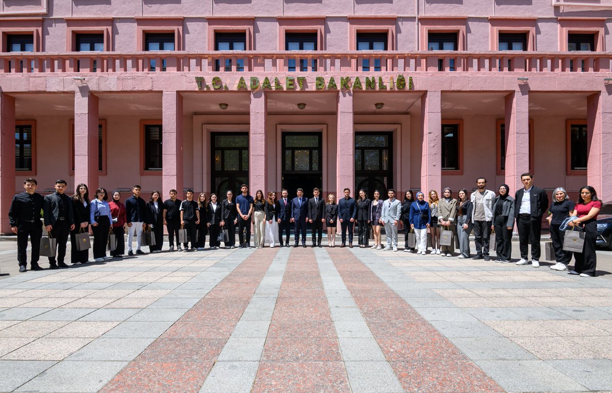 Yalova Üniversitesi Hukuk Fakültesi öğrencilerimizi Bakanlığımızda konuk ettik.

Hukukun üstünlüğüne inanarak adaletin tecellisi yolunda önemli görevler üstlenecek genç hukukçularımızla tecrübe paylaşımında bulunarak eğitimleri üzerine konuştuk.

Pusulası her daim adalet olan