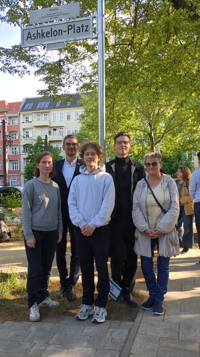 Gestern bei der feierlichen Einweihung des Ashkelon-Platzes in #Pankow. Wir freuen uns, dass unsere israelische Partnerstadt #Ashkelon, mit der uns seit 1994 freundschaftliche Beziehungen verbinden, nun auch endlich im Straßenbild geehrt wird!