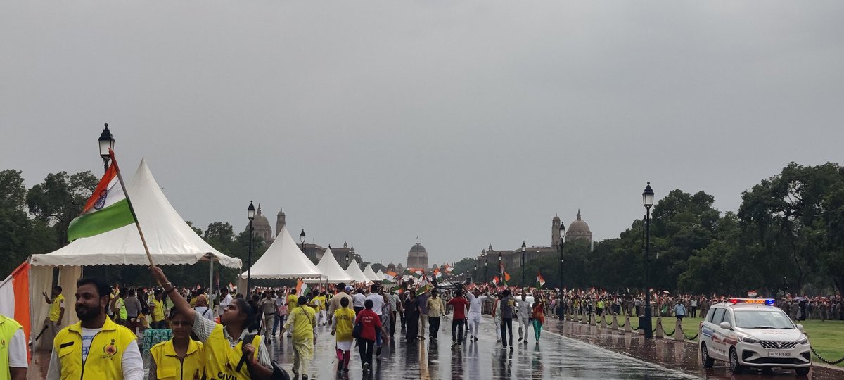 sidhant's tweet image. What a surreal moment. As it rains, the sun rises over Raisina Hill as many gather waving the Indian flag. Apt climax over Indian victory over terrorism &amp;amp; Pakistan.