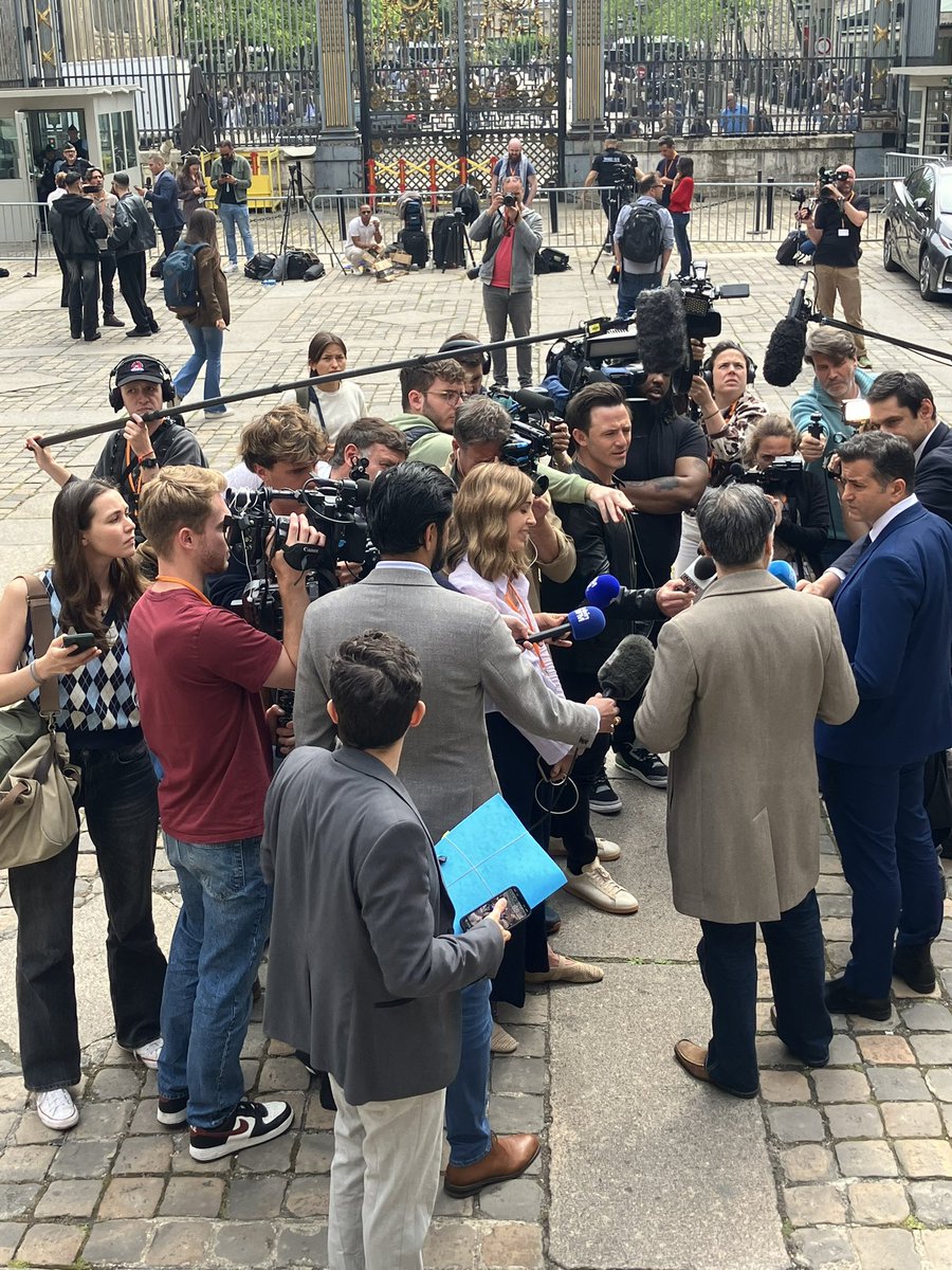 400 journalistes accrédités pour le procès Kardashian à Paris, des fans, des avocats, beaucoup de monde « on a jamais vu ça dans les couloirs du palais » nous disent les journalistes justice. <a href="/RTLFrance/">RTL France</a> #kardashian