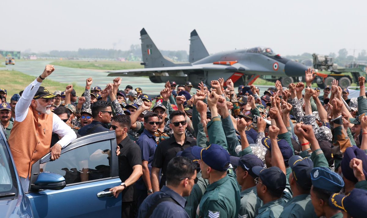 garrywalia_'s tweet photo. ओवैसी ने फिर उड़ाए शरीफ और मुनीर के तोते 

पाकिस्तान घुटने टेक गया है , पूरी दुनिया ने पाकिस्तान का हाल देख लिया है 

आज मोदी जी आदमपुर बेस गए थे जहाँ पूरी दुनिया ने सब कुछ देखा है की वहाँ सब मस्त है और सब कुछ बढ़िया है 

अब ओवैसी ने एक सवाल किया है क्या शाहबाज शरीफ और असीम मुनीर अपने चीनी विमान को रहीम यार खान एयरबेस पर उतार पाएंगे ? 

सब को पता है नहीं उतार पाएगा ,ओवैसी साहेब शब्दों और सवालों से रोज़ एयरस्ट्राइक कर देते है पाकिस्तान पर 😂