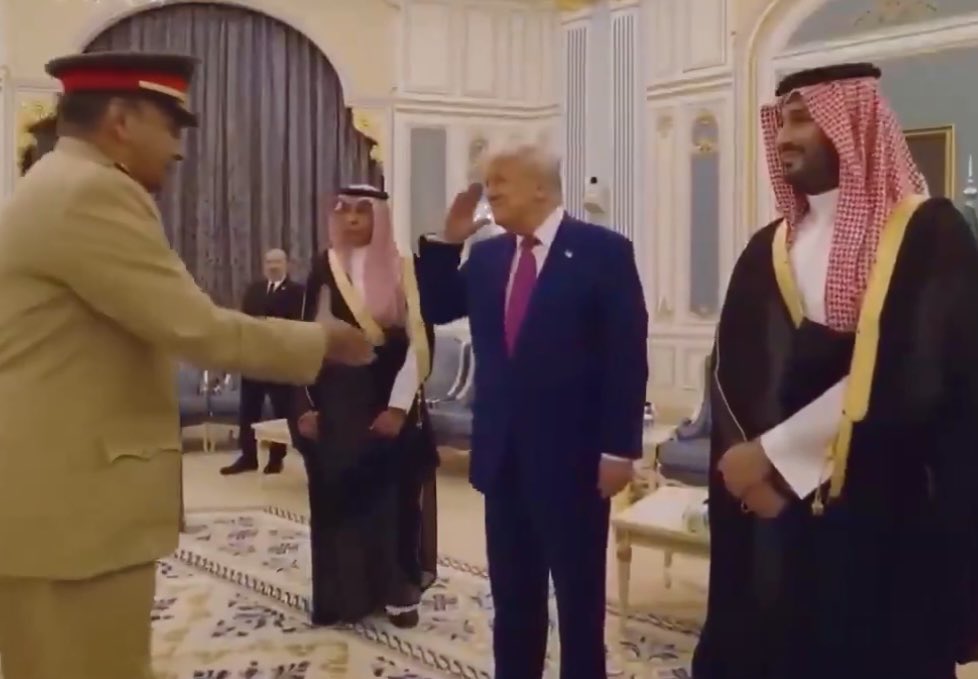 RonFilipkowski's tweet image. Trump saluting Saudi generals.