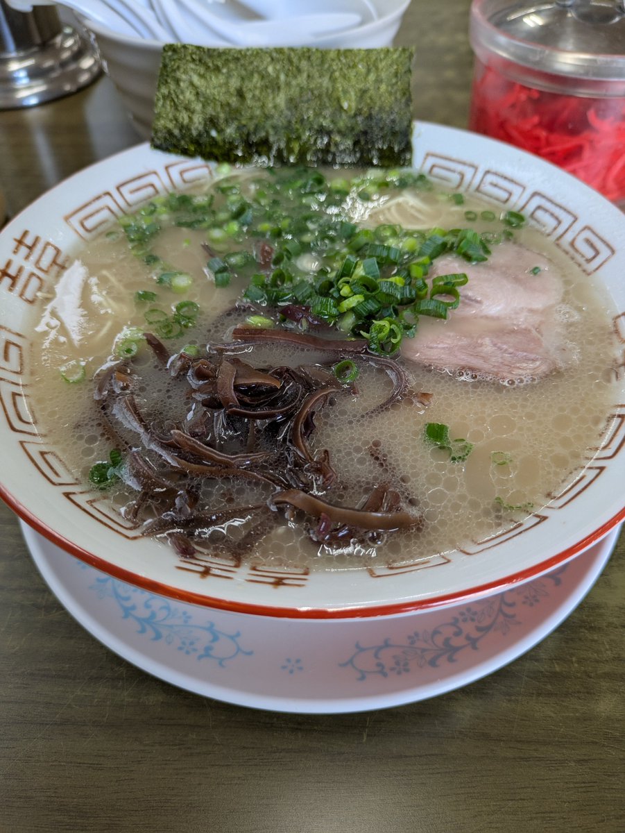 博多長浜らーめん もりやさんへ
豚トマト
替え玉

今日はだいぶ上振れのスープだった🥰最高
高菜も激辛でうまいし、紅ショウガもちょっとあまくておいしい😀