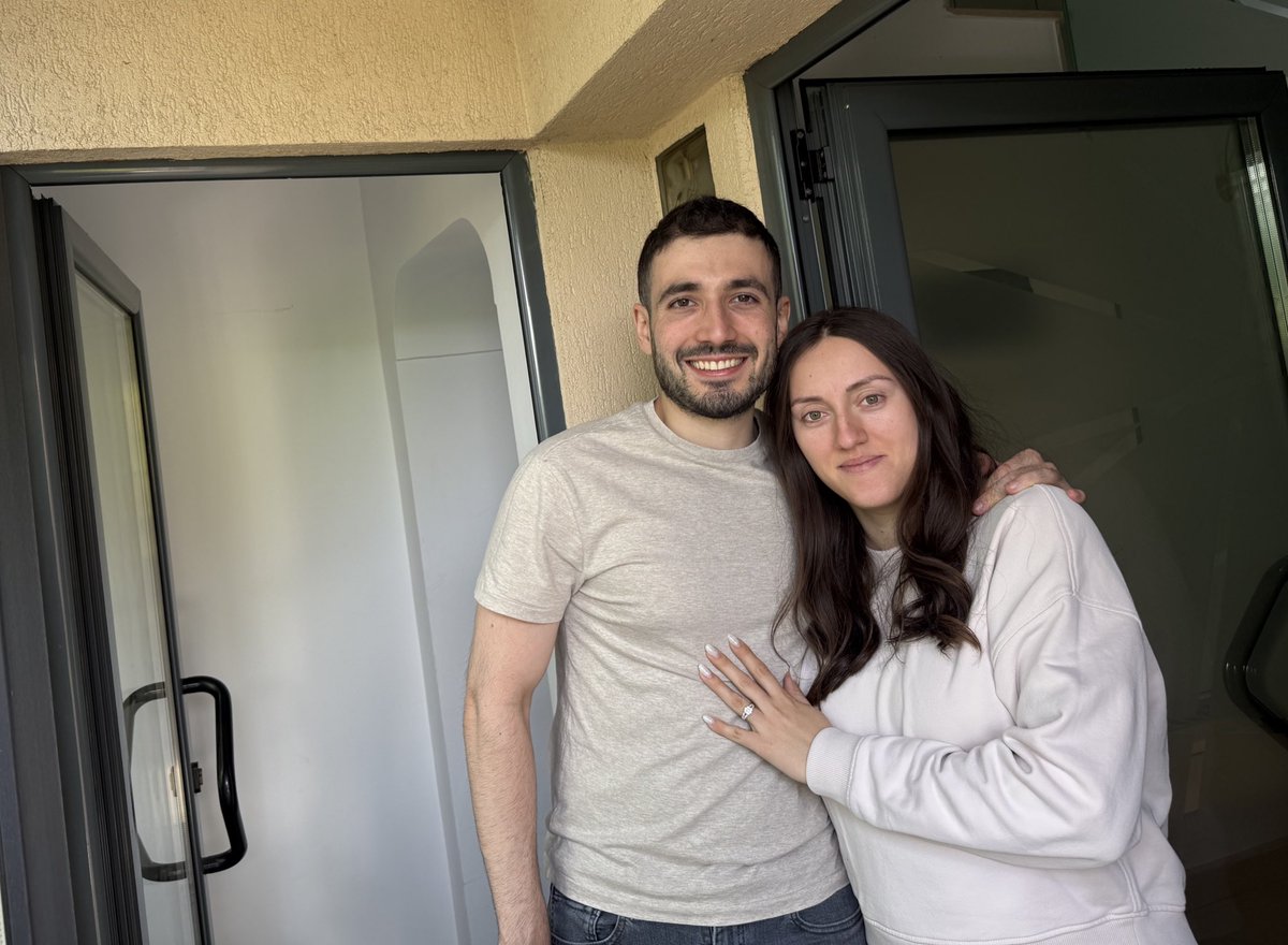 Bought a house 🏠 
New streaming room soon 😎