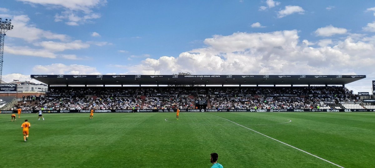José Antonio Reina (@jareinagonzalez) on Twitter photo El <a href="/Merida_AD/">A.D. Mérida</a> registrará esta temporada su mejor media de público en el estadio Romano José Fouto en 1ª Federación:
➡️ 22-23: 2.963
➡️ 23-24: 2.881
➡️ 24-25: 3.260 (a falta del partido ante el Atlético de Madrid B y ¿fase de ascenso a 2ª?) El <a href="/Merida_AD/">A.D. Mérida</a> registrará esta temporada su mejor media de público en el estadio Romano José Fouto en 1ª Federación:
➡️ 22-23: 2.963
➡️ 23-24: 2.881
➡️ 24-25: 3.260 (a falta del partido ante el Atlético de Madrid B y ¿fase de ascenso a 2ª?)